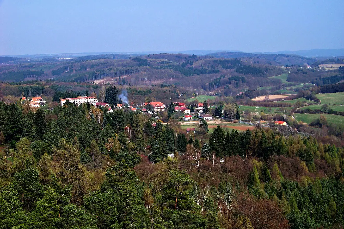 Ládví a okolní lesy z rozhledny
