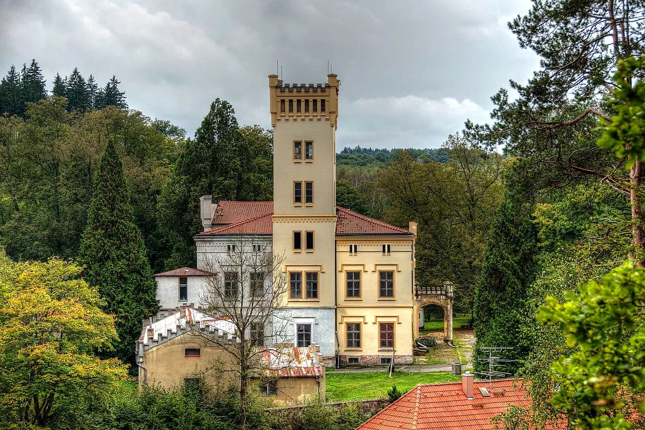 Zámek Kamenice s věží
