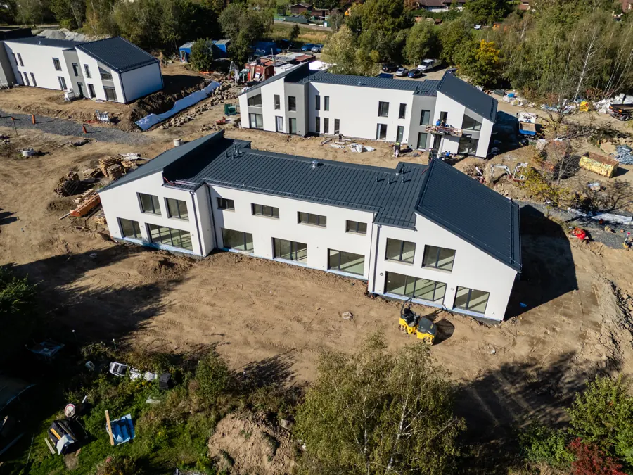 Z dronu, říjen 2026